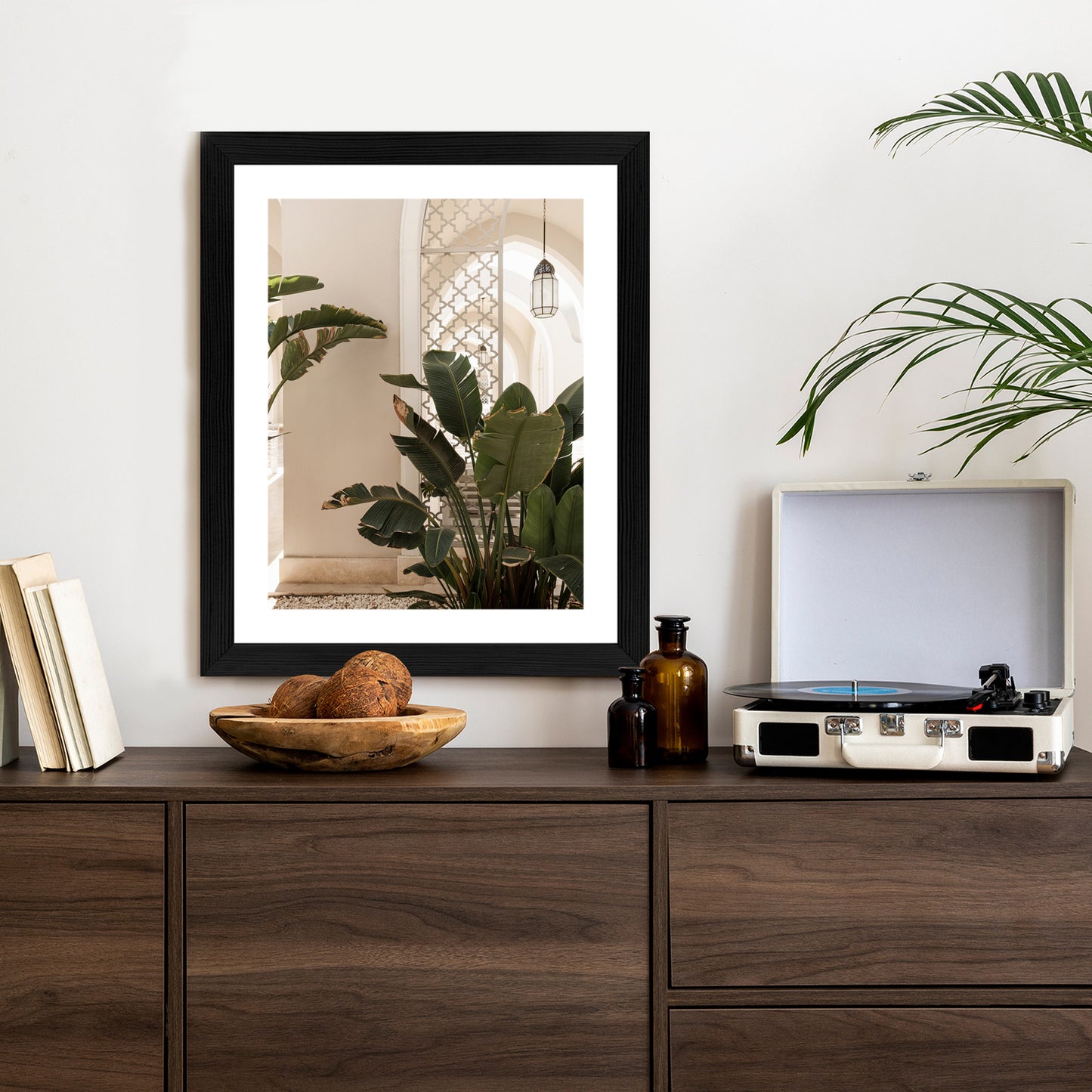 Poster Palmen Am Eingang Eines Weißen Orientalischen Hauses Rahmen Holz Mit Passepartout Farbe Natürlich