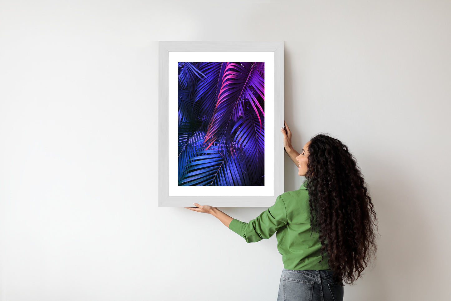 Poster Tropische Neonpalmenblätter Rahmen Holz Mit Passepartout Farbe Natürlich