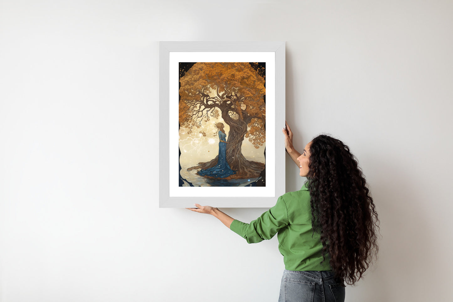 Poster Frau In Der Nähe Eines Verzweigten Baumes Rahmen Holz Mit Passepartout Farbe Natürlich