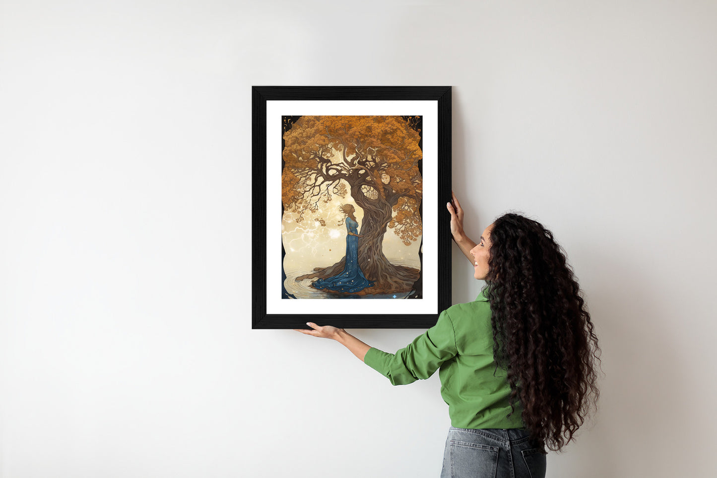 Poster Frau In Der Nähe Eines Verzweigten Baumes Rahmen Holz Mit Passepartout Farbe Natürlich