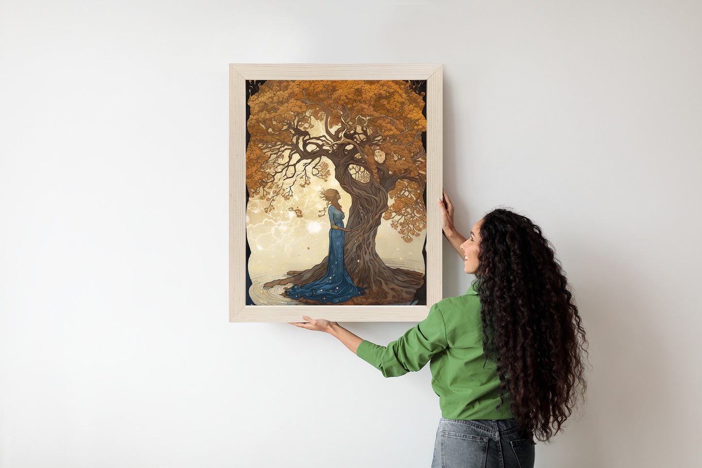 Poster Frau In Der Nähe Eines Verzweigten Baumes Rahmen Holz Mit Passepartout Farbe Natürlich