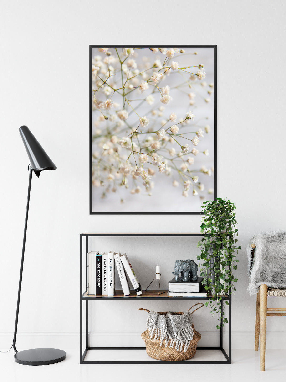 Poster Weiße Kleine Blüten An Dünnen Zweigen Rahmen Hölzern Farbe Schwarz