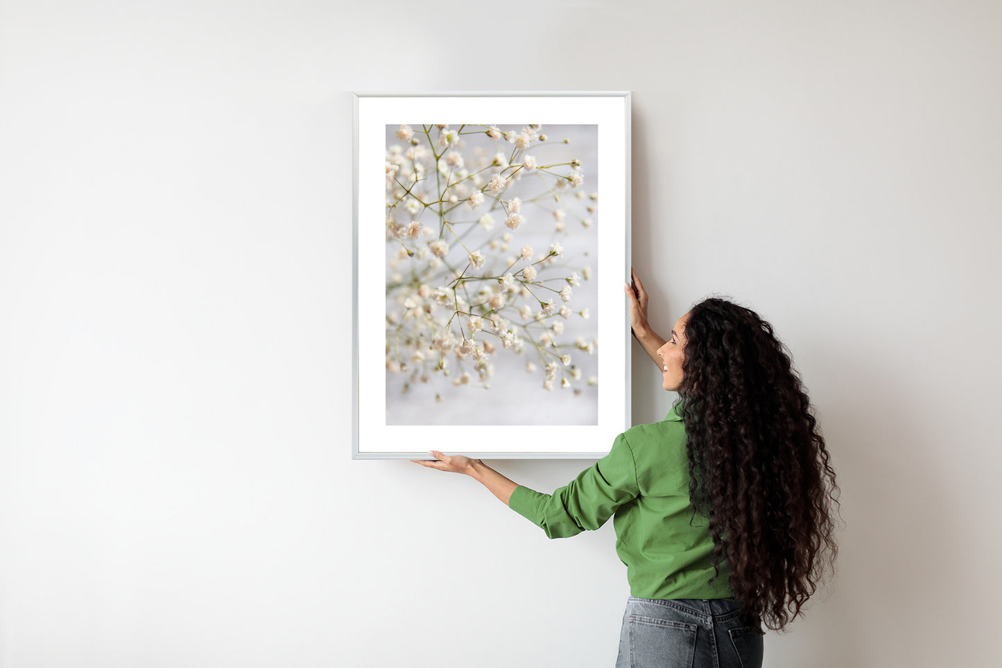 Poster Weiße Kleine Blüten An Dünnen Zweigen Rahmen Hölzern Farbe Schwarz
