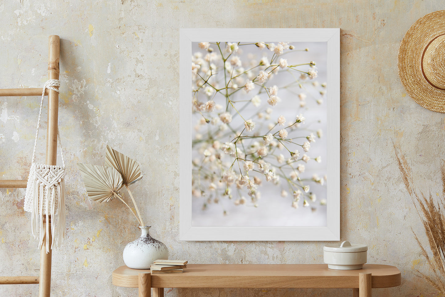Poster Weiße Kleine Blüten An Dünnen Zweigen Rahmen Hölzern Farbe Schwarz