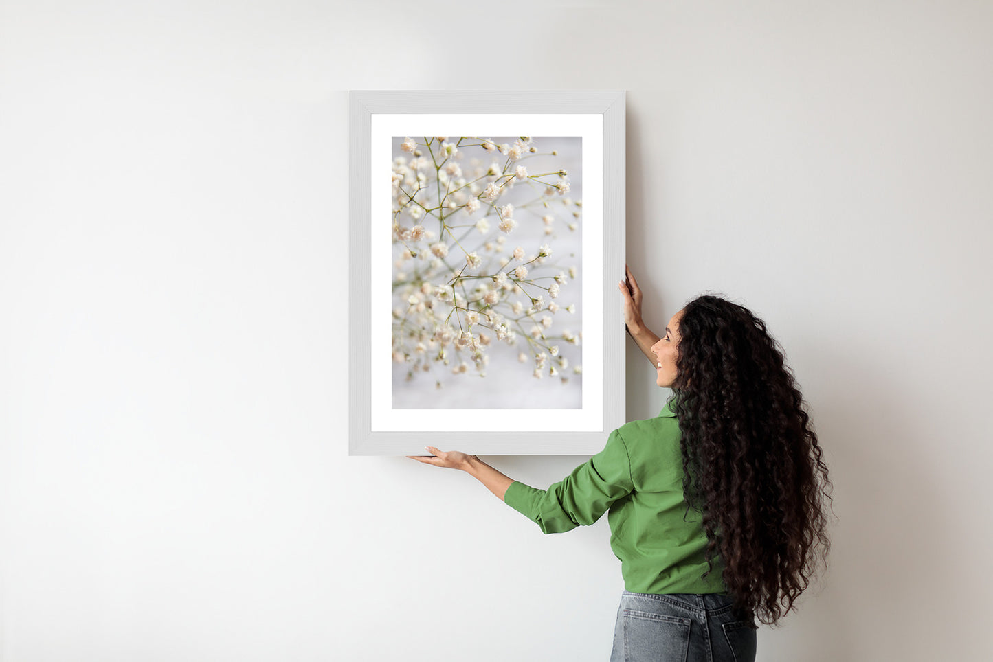 Poster Weiße Kleine Blüten An Dünnen Zweigen Rahmen Hölzern Farbe Schwarz