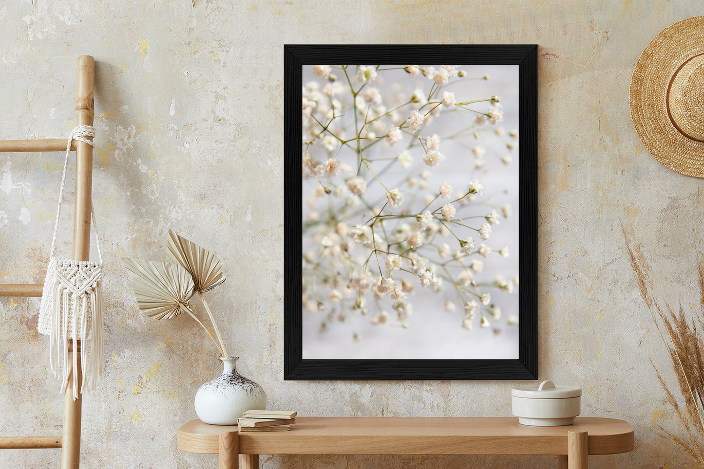 Poster Weiße Kleine Blüten An Dünnen Zweigen Rahmen Hölzern Farbe Schwarz