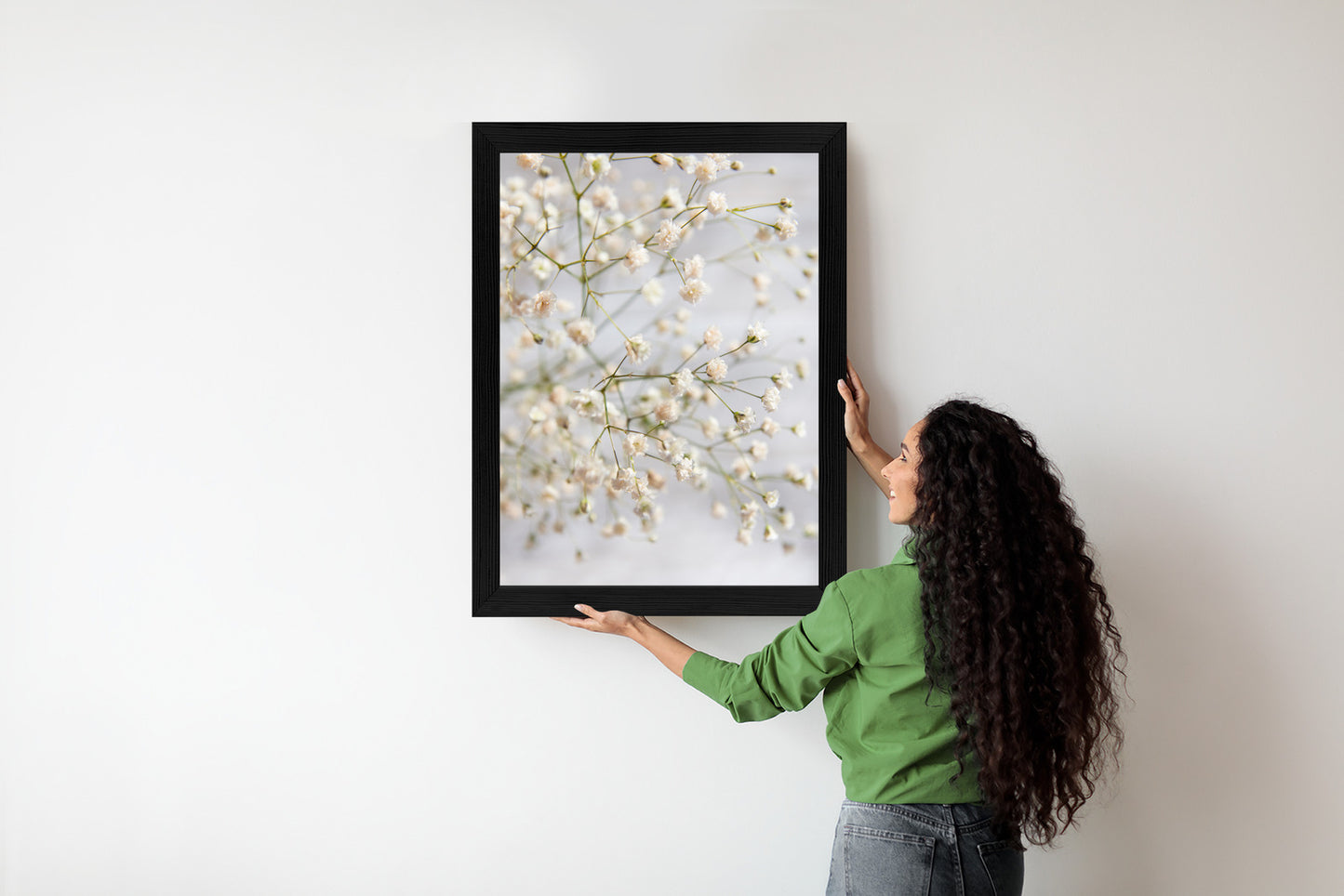 Poster Weiße Kleine Blüten An Dünnen Zweigen Rahmen Hölzern Farbe Schwarz