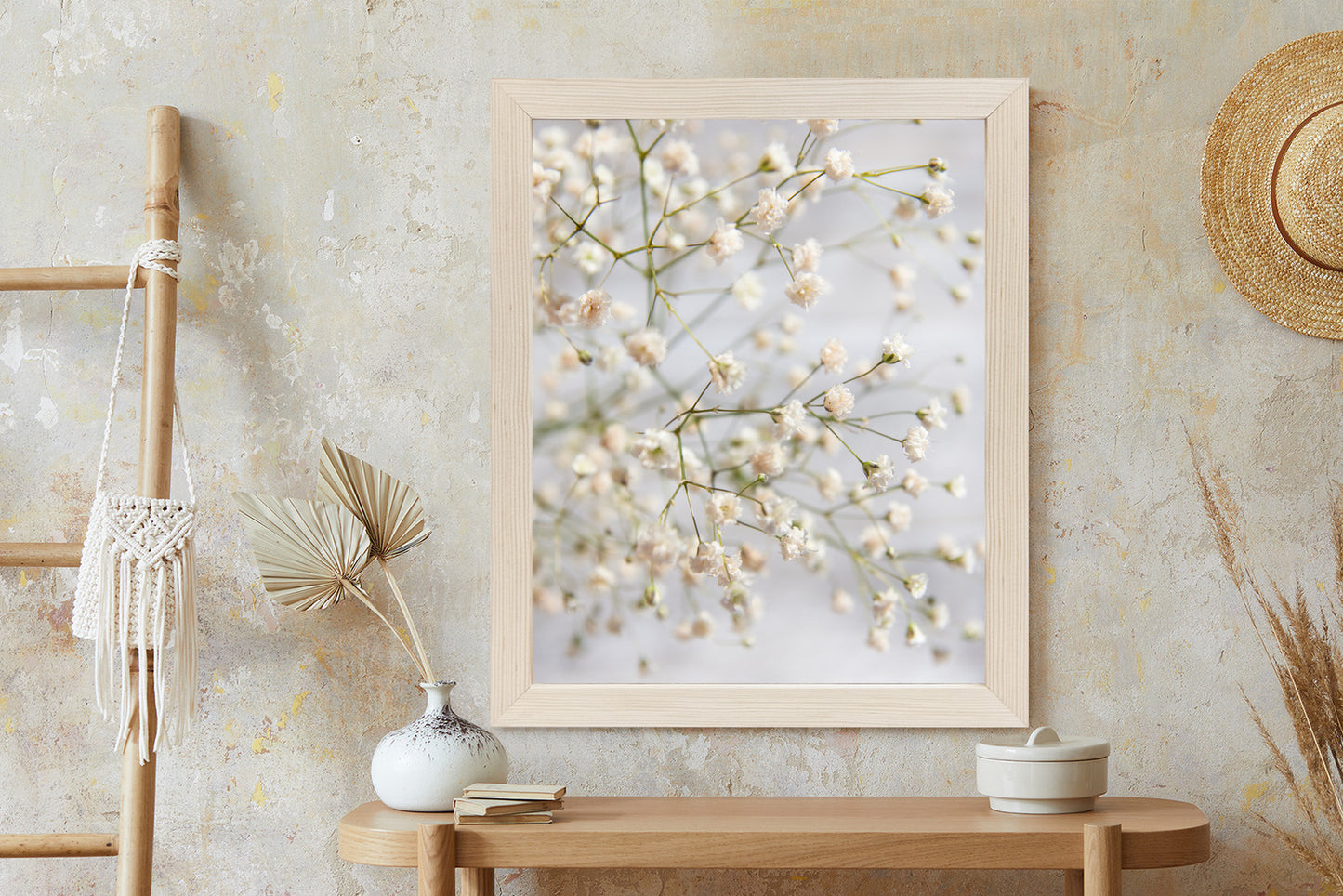 Poster Weiße Kleine Blüten An Dünnen Zweigen Rahmen Hölzern Farbe Schwarz