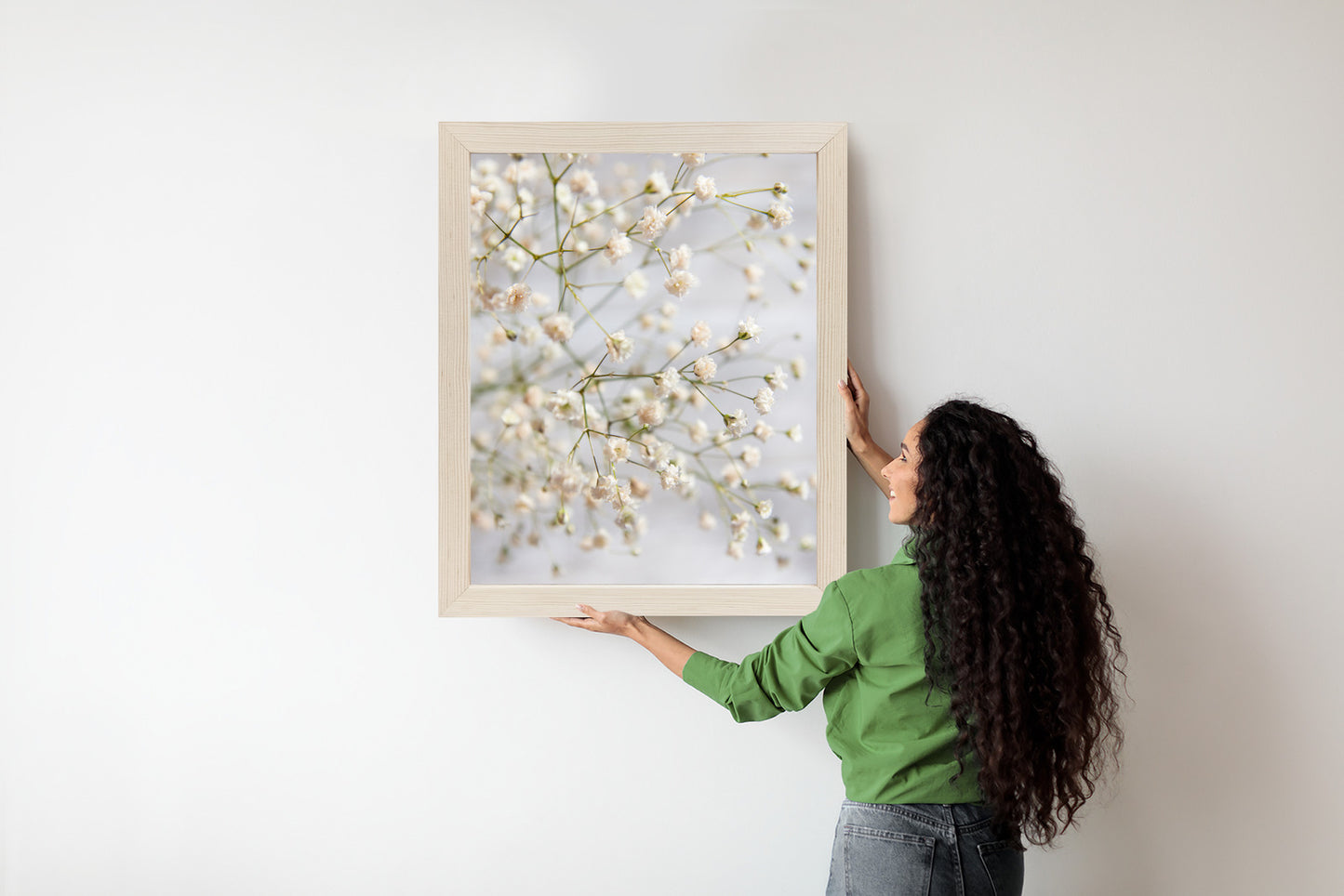 Poster Weiße Kleine Blüten An Dünnen Zweigen Rahmen Hölzern Farbe Schwarz
