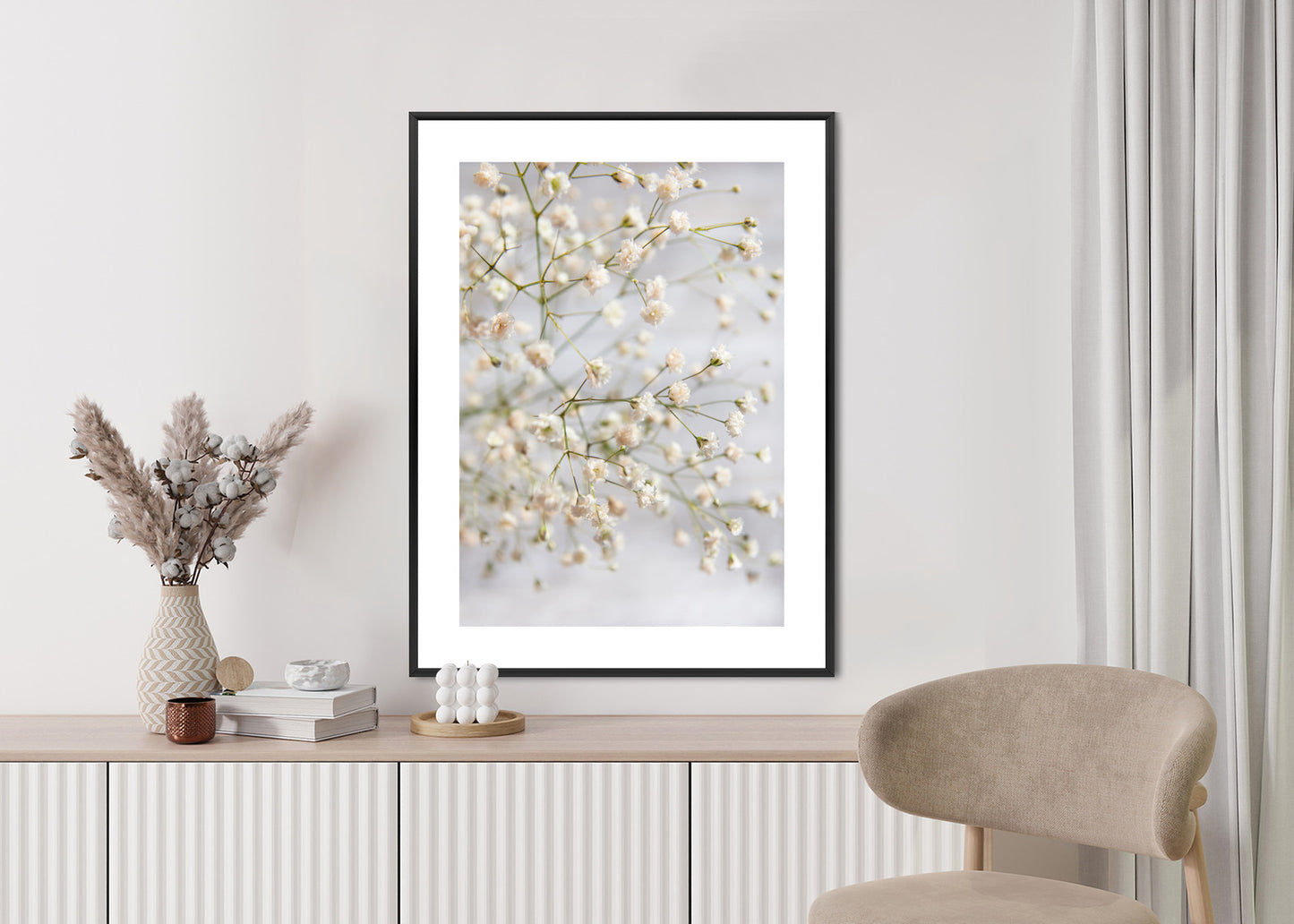 Poster Weiße Kleine Blüten An Dünnen Zweigen Rahmen Hölzern Farbe Schwarz