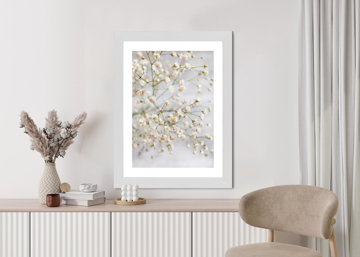 Poster Weiße Kleine Blüten An Dünnen Zweigen Rahmen Hölzern Farbe Schwarz