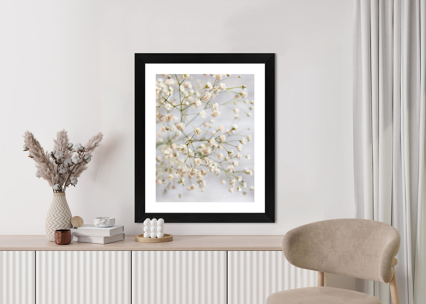 Poster Weiße Kleine Blüten An Dünnen Zweigen Rahmen Hölzern Farbe Schwarz
