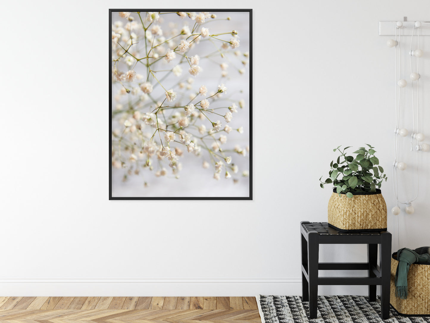 Poster Weiße Kleine Blüten An Dünnen Zweigen Rahmen Hölzern Farbe Schwarz