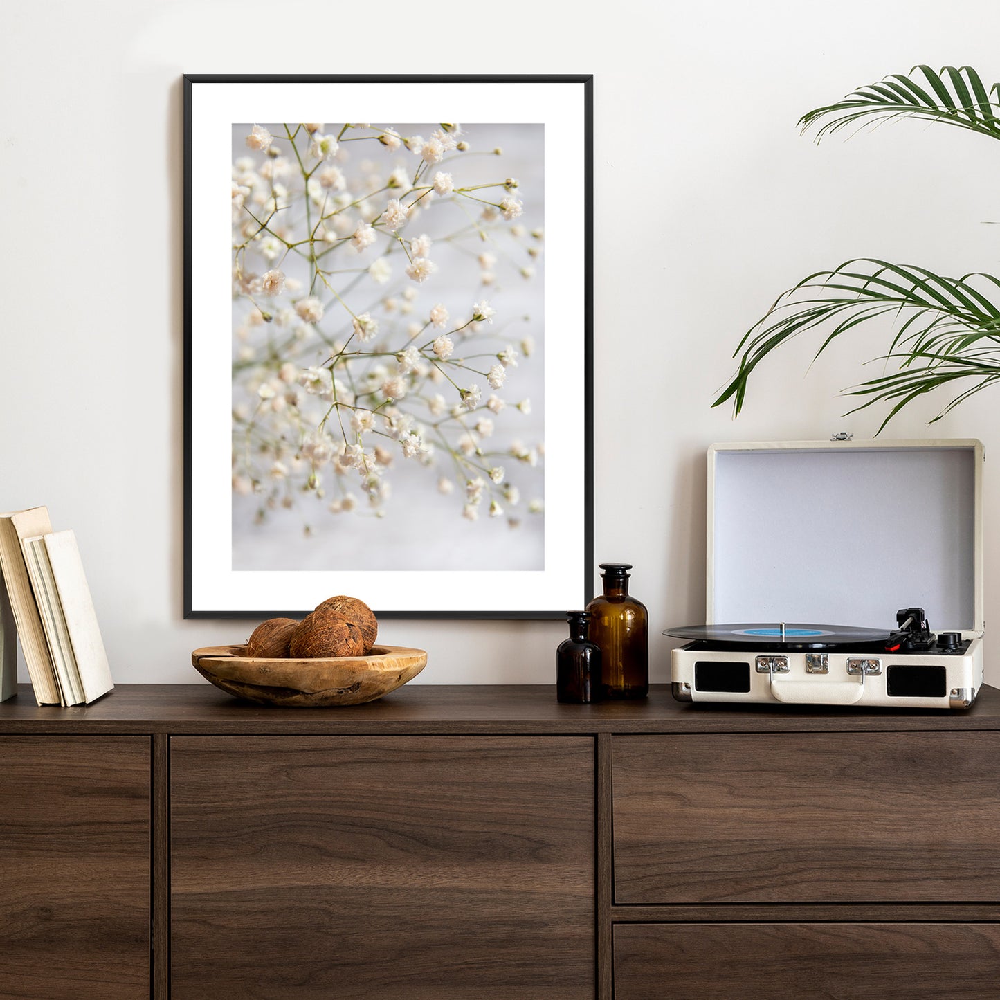 Poster Weiße Kleine Blüten An Dünnen Zweigen Rahmen Hölzern Farbe Schwarz