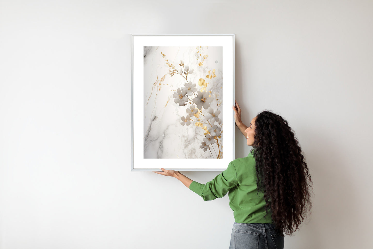 Poster Weiße Und Goldene Blumen Auf Marmor