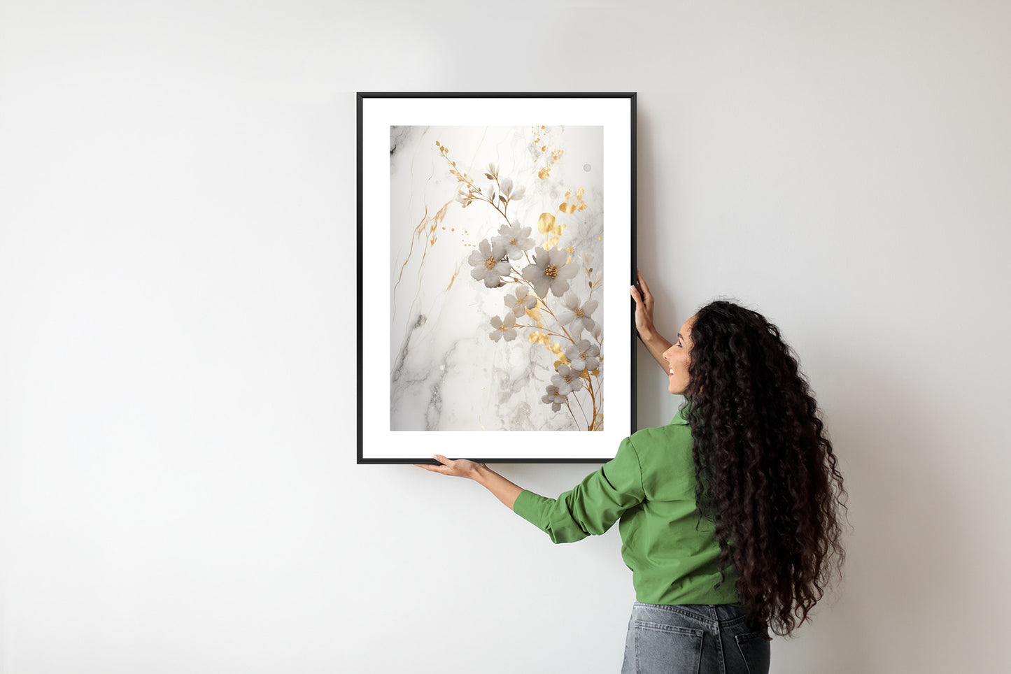 Poster Weiße Und Goldene Blumen Auf Marmor