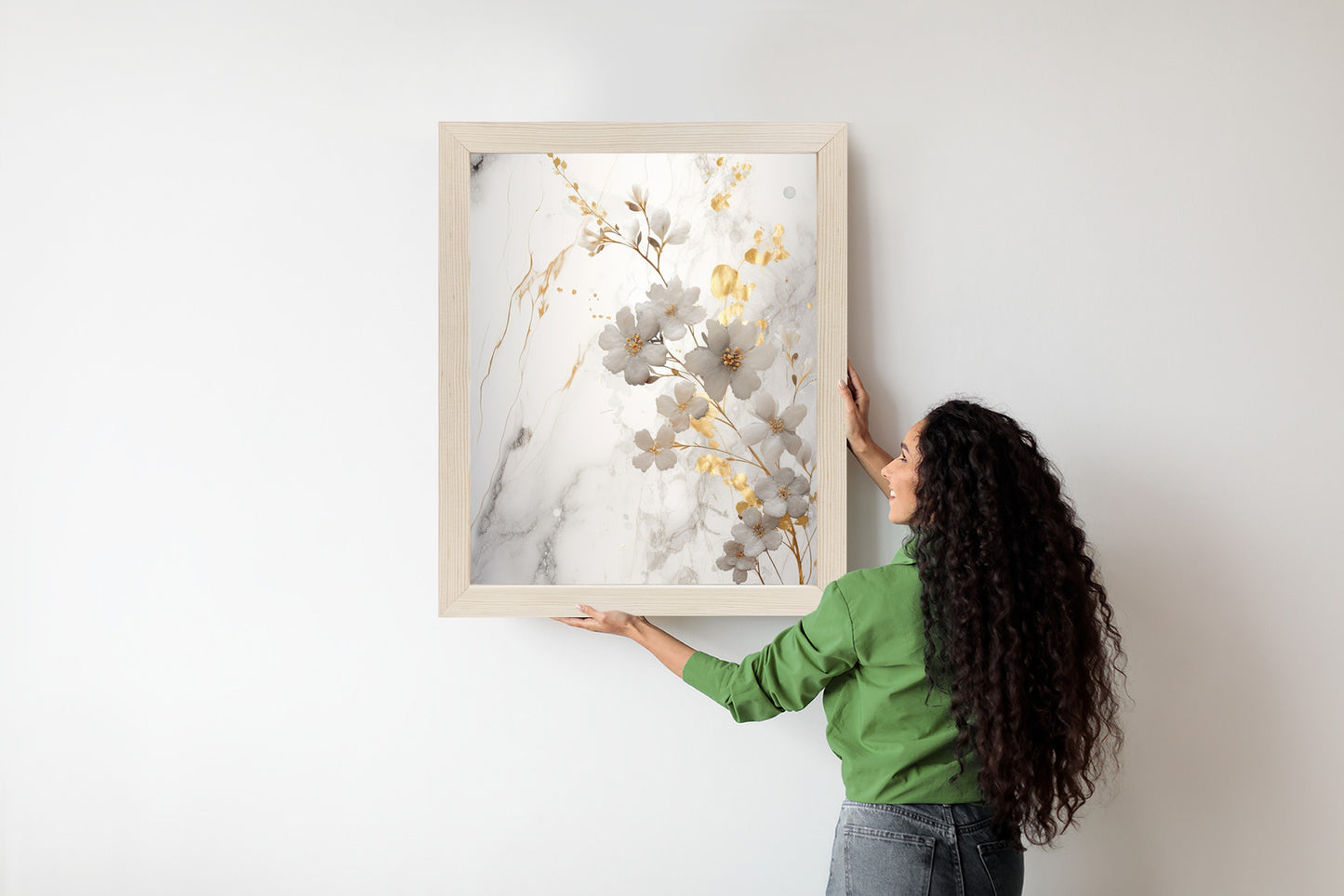 Poster Weiße Und Goldene Blumen Auf Marmor