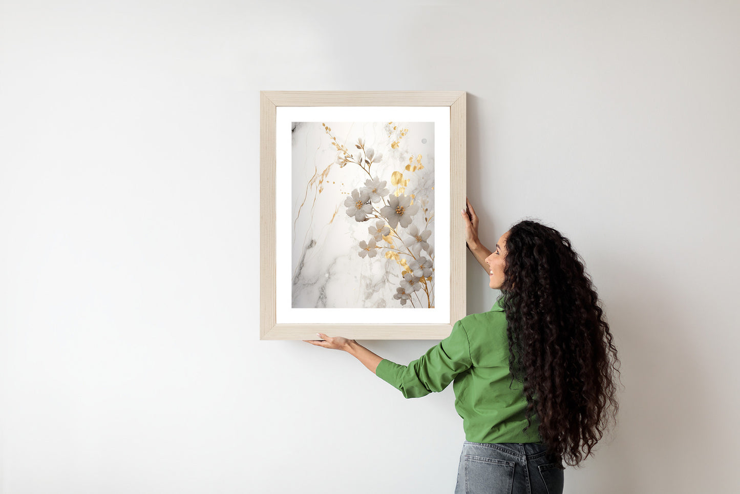 Poster Weiße Und Goldene Blumen Auf Marmor