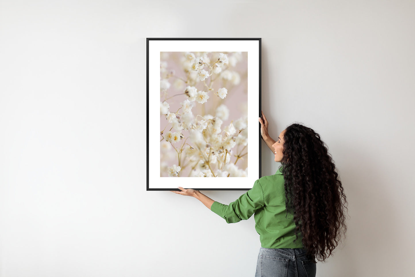 Poster Weiße Kleine Blumen Auf Rosa Hintergrund