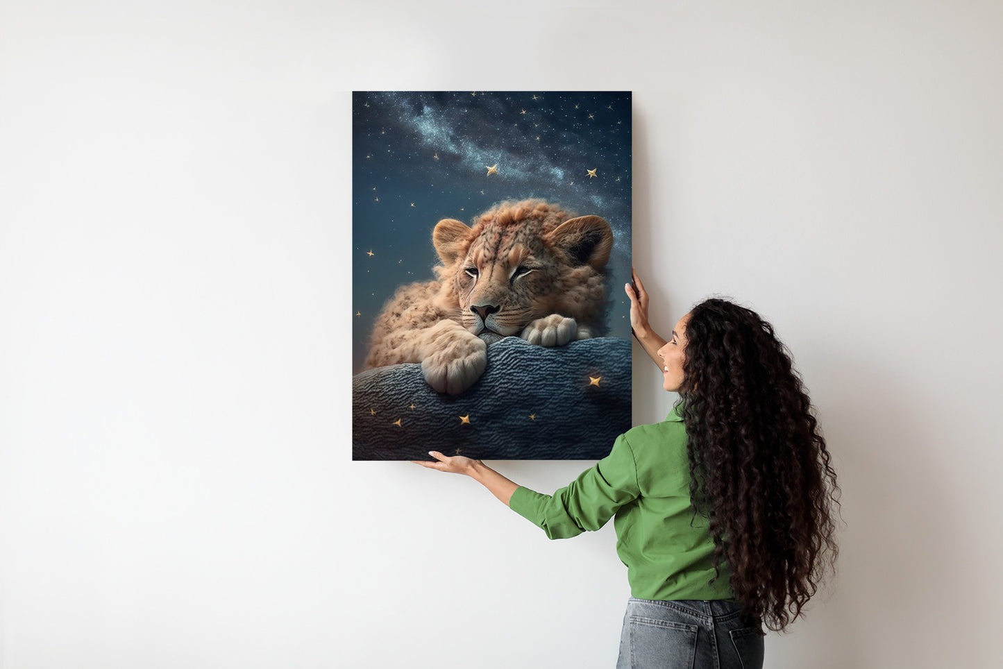Poster Schlafender Löwe Und Nachthimmel Rahmen Holz Mit Passepartout Farbe Natürlich