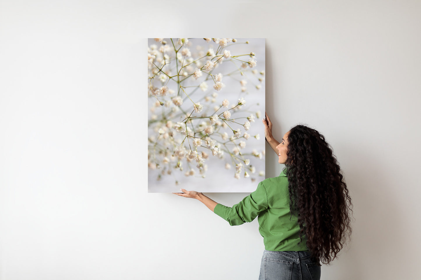 Poster Weiße Kleine Blüten An Dünnen Zweigen Rahmen Hölzern Farbe Schwarz