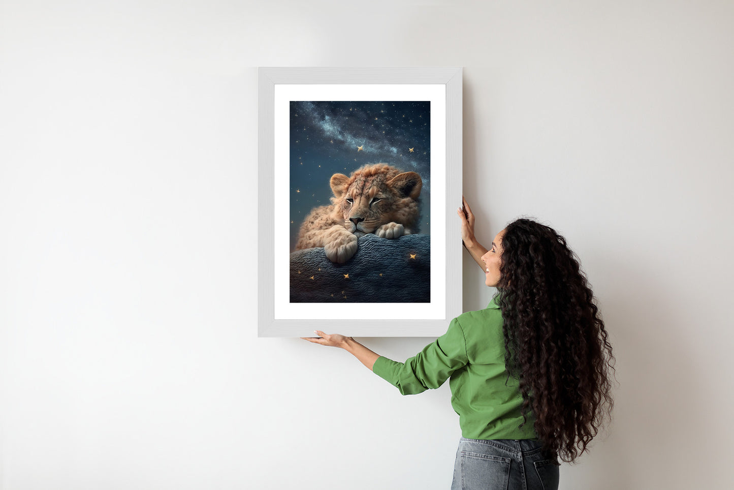 Poster Schlafender Löwe Und Nachthimmel Rahmen Holz Mit Passepartout Farbe Natürlich