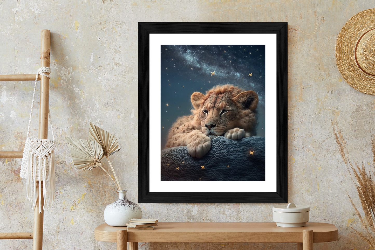 Poster Schlafender Löwe Und Nachthimmel Rahmen Holz Mit Passepartout Farbe Natürlich
