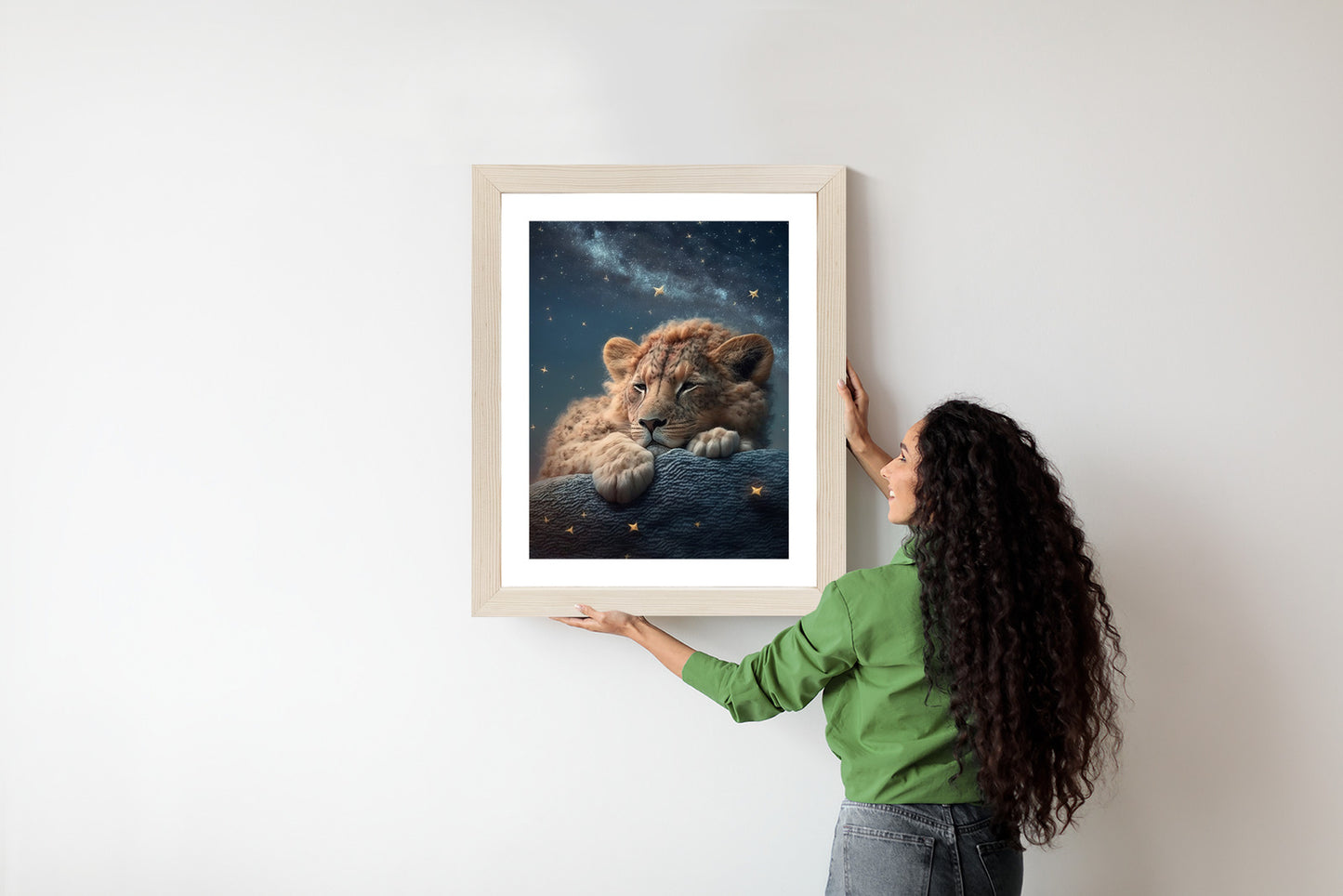 Poster Schlafender Löwe Und Nachthimmel Rahmen Holz Mit Passepartout Farbe Natürlich