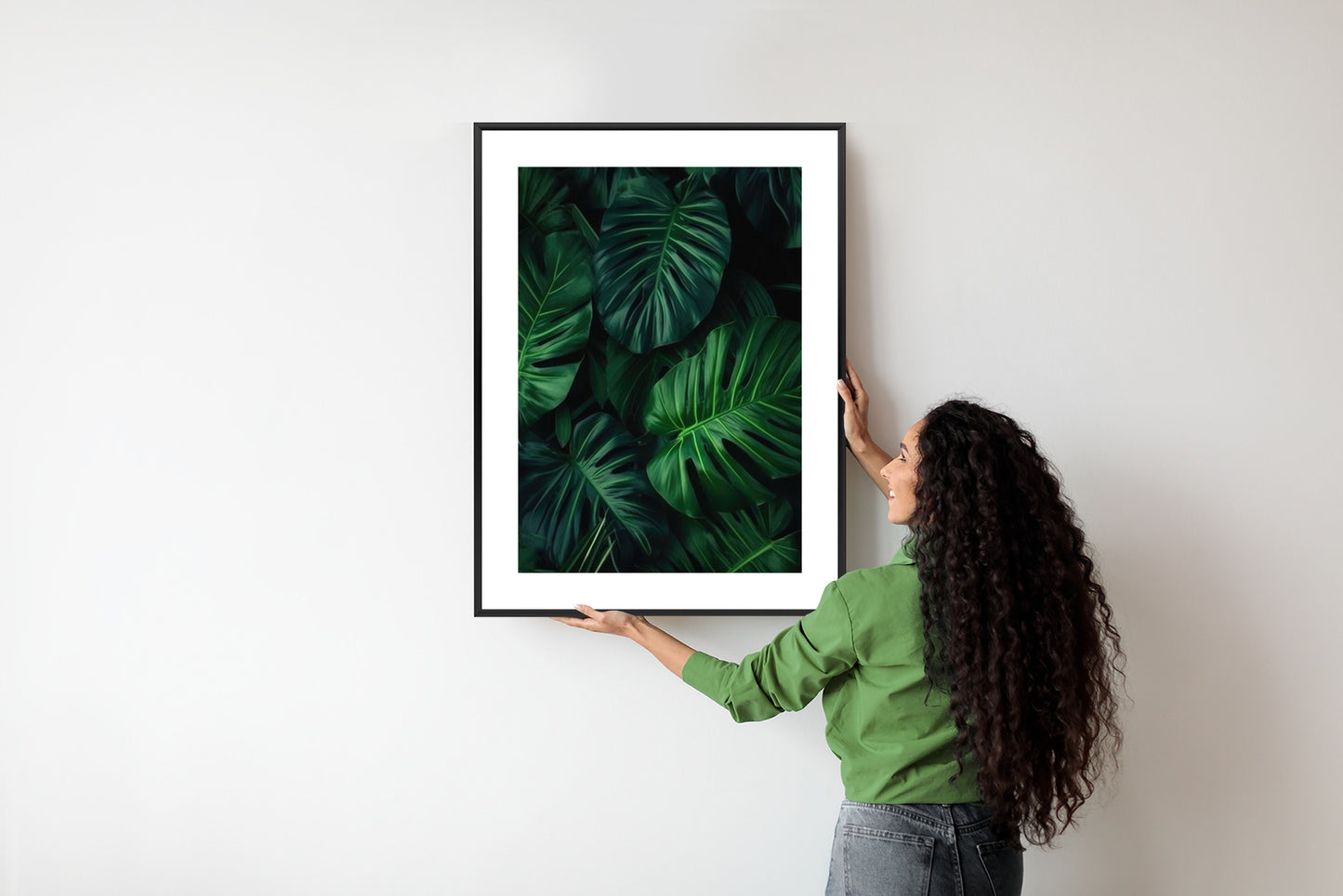 Poster Botanisches Muster Aus Dunkelgrünen Monstera-Blättern Rahmen Holz Mit Passepartout Farbe Natürlich