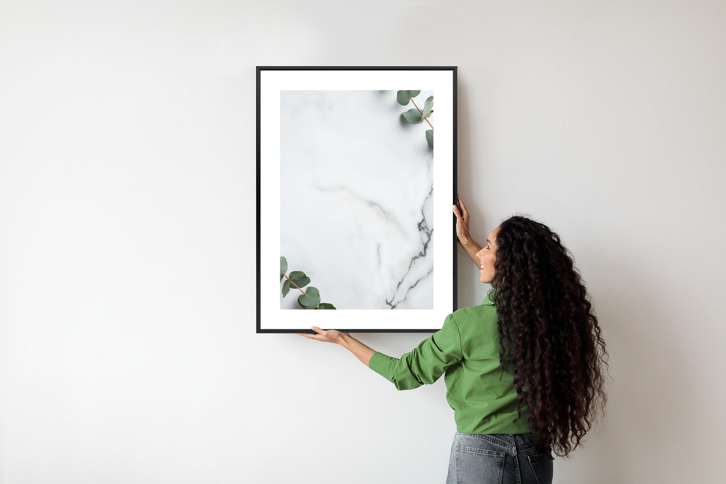 Poster Grünes Eukalyptusblatt Auf Marmor Rahmen Holz Mit Passepartout Farbe Natürlich