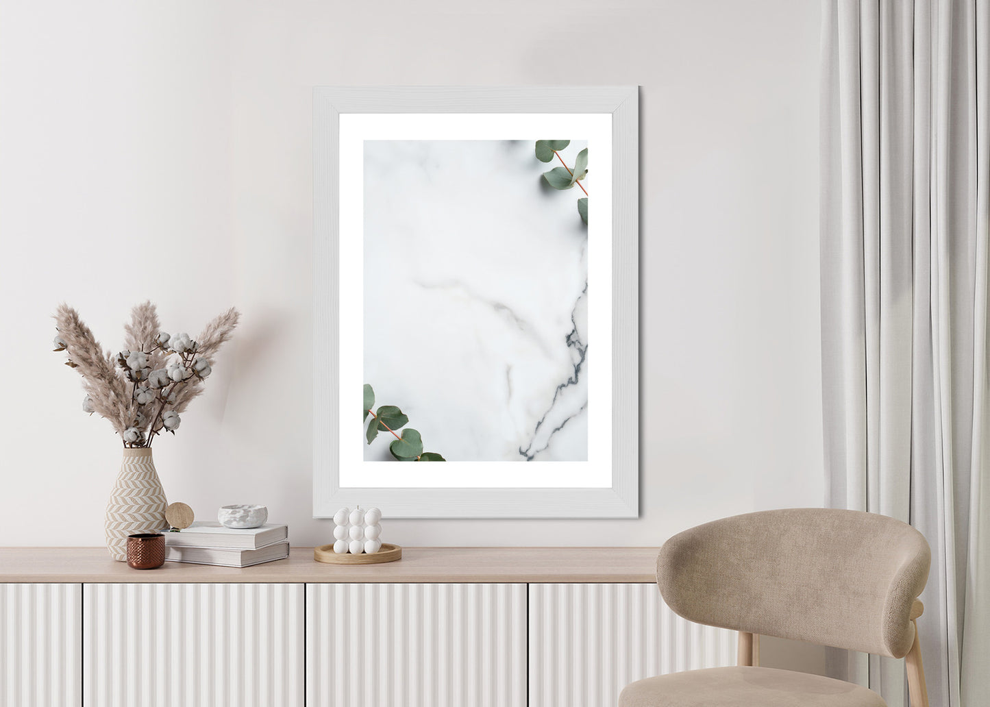 Poster Grünes Eukalyptusblatt Auf Marmor Rahmen Holz Mit Passepartout Farbe Natürlich