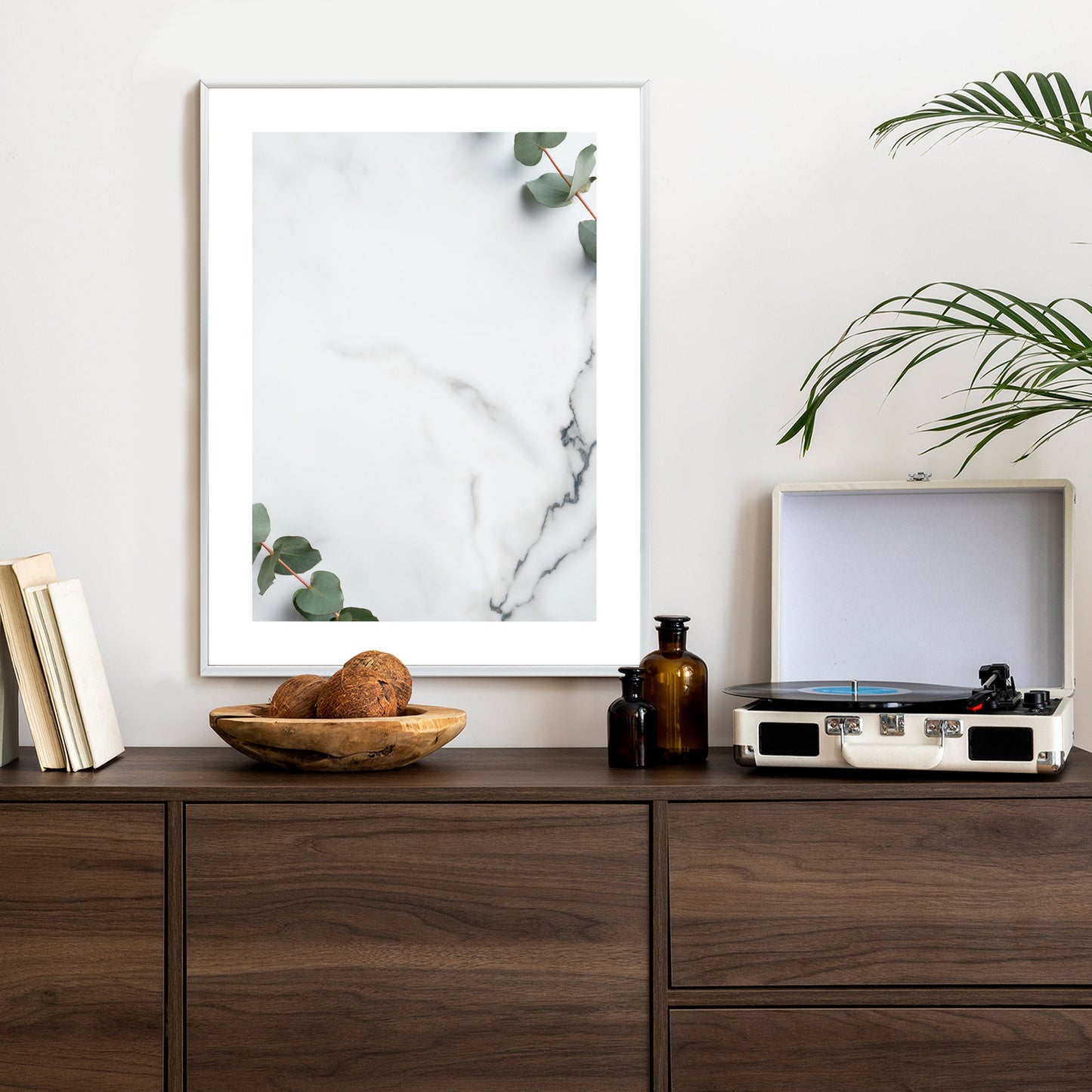 Poster Grünes Eukalyptusblatt Auf Marmor Rahmen Holz Mit Passepartout Farbe Natürlich
