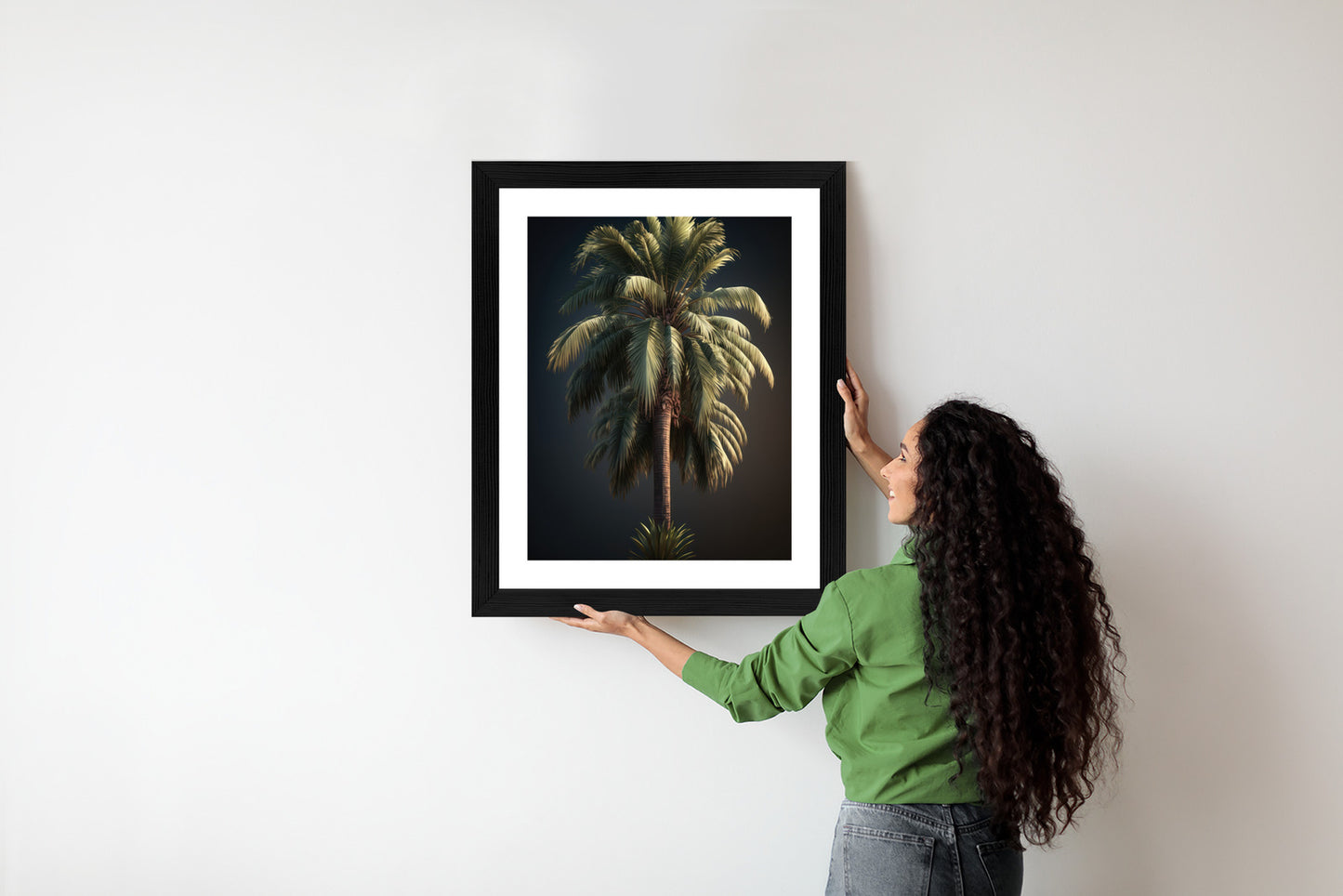 Poster Einsame Palme Auf Dunklem Hintergrund Rahmen Holz Mit Passepartout Farbe Natürlich