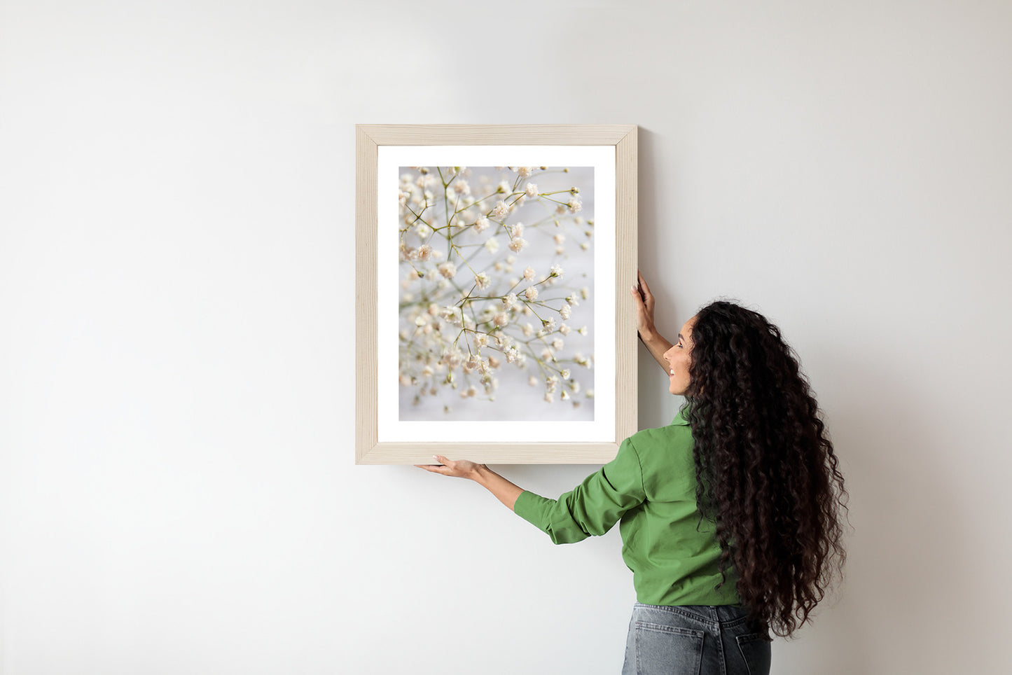 Poster Weiße Kleine Blüten An Dünnen Zweigen Rahmen Hölzern Farbe Schwarz