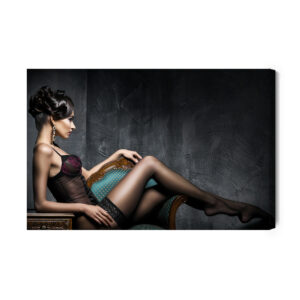 Leinwandbild Frau Auf Der Couch In Vintage-Dessous