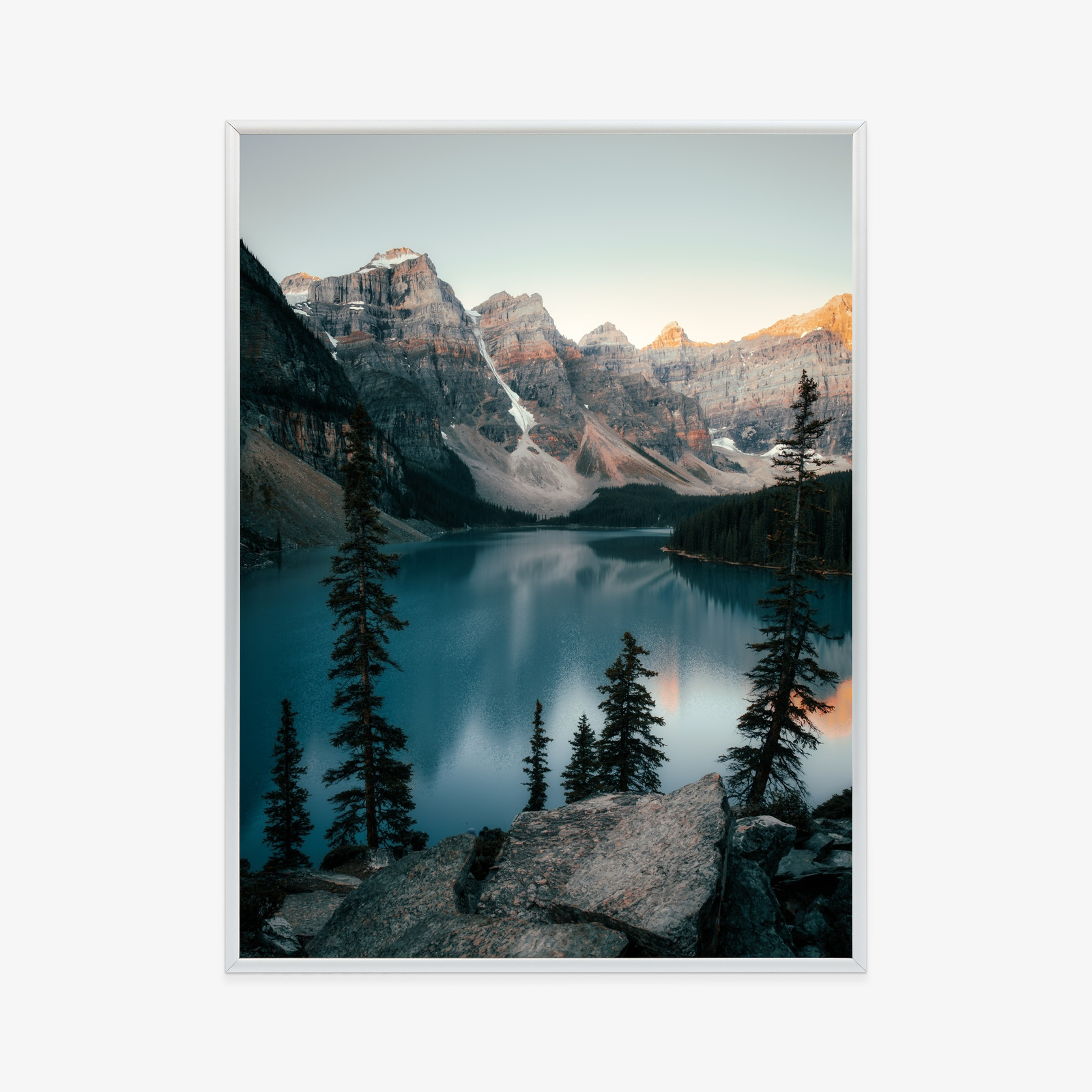 Poster Blaues Wasser In Einem Bergsee Rahmen Holz Mit Passepartout Farbe Natürlich – Bild 10