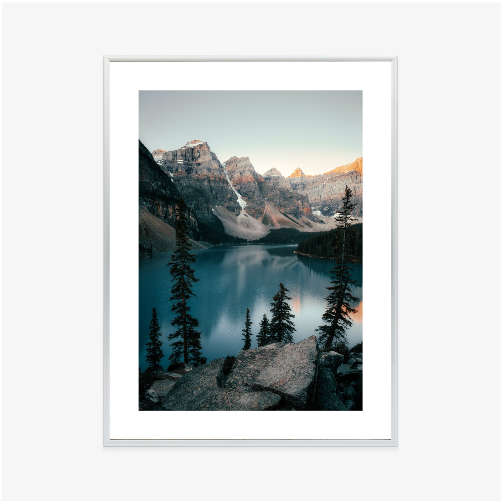 Poster Blaues Wasser In Einem Bergsee Rahmen Holz Mit Passepartout Farbe Natürlich – Bild 8