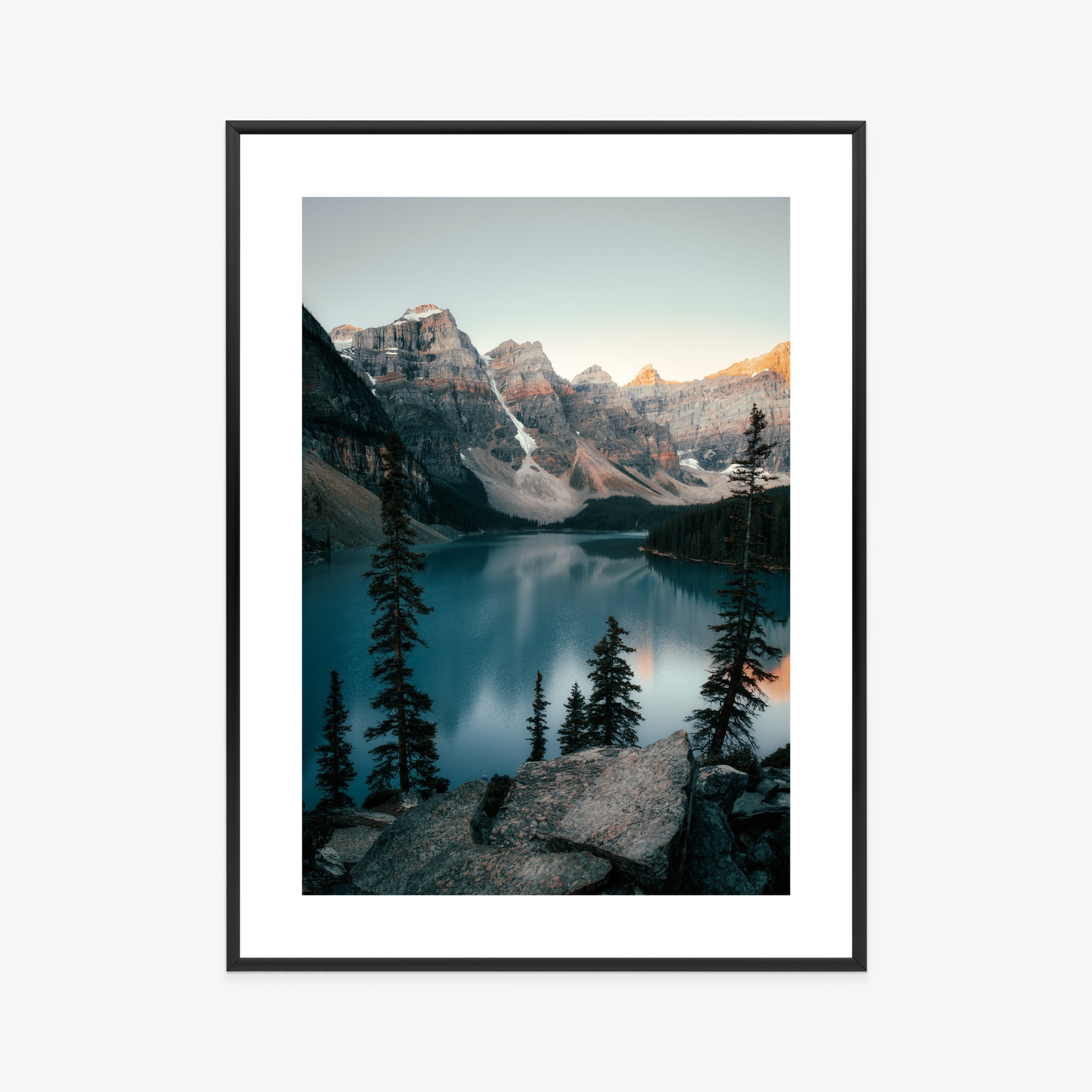 Poster Blaues Wasser In Einem Bergsee Rahmen Holz Mit Passepartout Farbe Natürlich – Bild 9