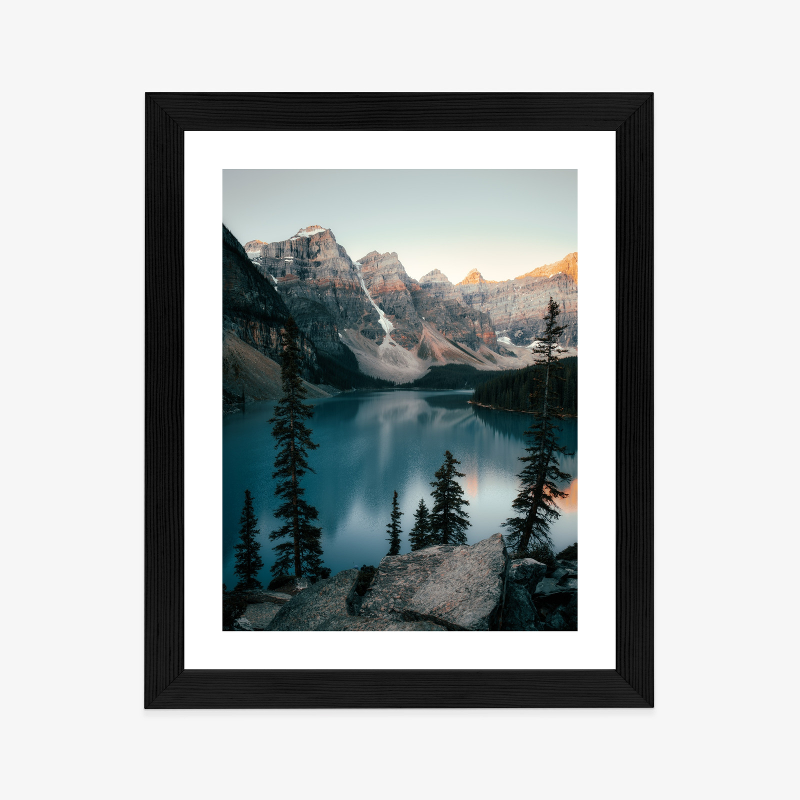 Poster Blaues Wasser In Einem Bergsee Rahmen Holz Mit Passepartout Farbe Natürlich – Bild 4