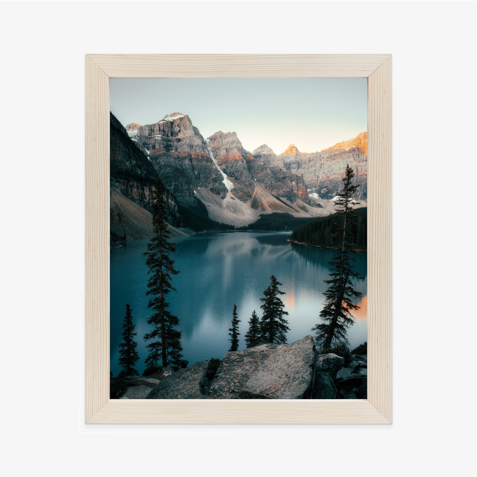 Poster Blaues Wasser In Einem Bergsee Rahmen Holz Mit Passepartout Farbe Natürlich – Bild 2