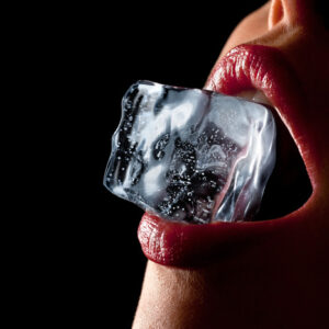 Leinwandbild Eine Frau Mit Einem Eiswürfel Im Mund
