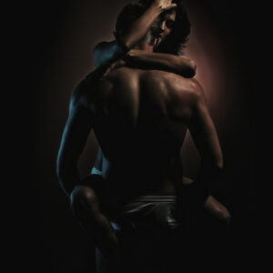 Leinwandbild Ein Paar In Einer Heißen Umarmung