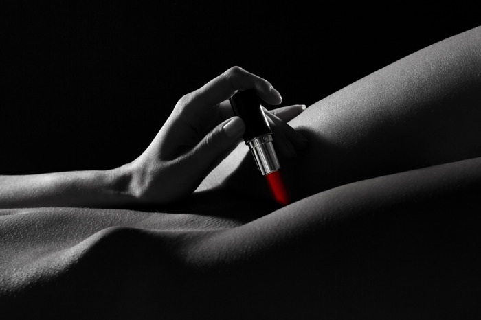 Leinwandbild Frau Mit Lippenstift In Erotischer Pose