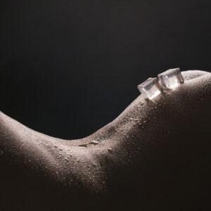 Leinwandbild Frau In Einer Sinnlichen Pose Mit Eiswürfeln