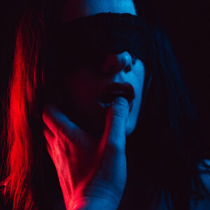 Leinwandbild Eine Frau Im Licht Bunter Lampen