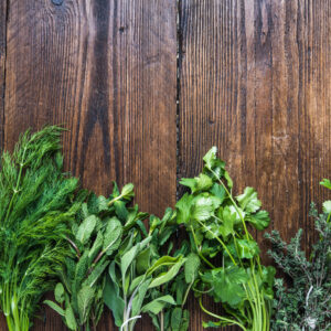 Leinwandbild Frische Kräuter Auf Holz