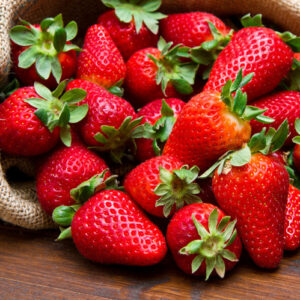 Leinwandbild Eine Tüte Erdbeeren