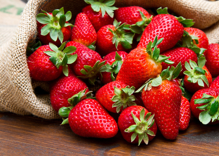 Leinwandbild Eine Tüte Erdbeeren