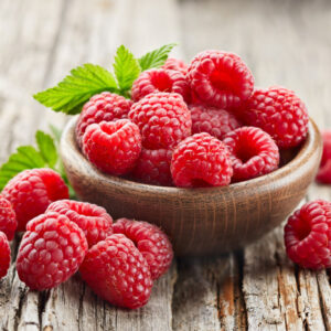 Leinwandbild Frische Himbeeren Auf Holztisch