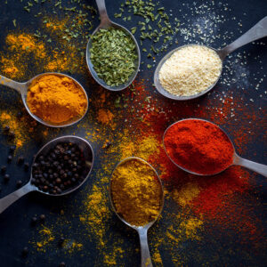 Leinwandbild Farbige Gewürze Auf Löffeln